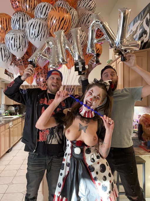 It&rsquo;s Giveaway time on my Onlyfans!! Sub and guess how many balloons it&rsquo;s gonna take to pull these anal