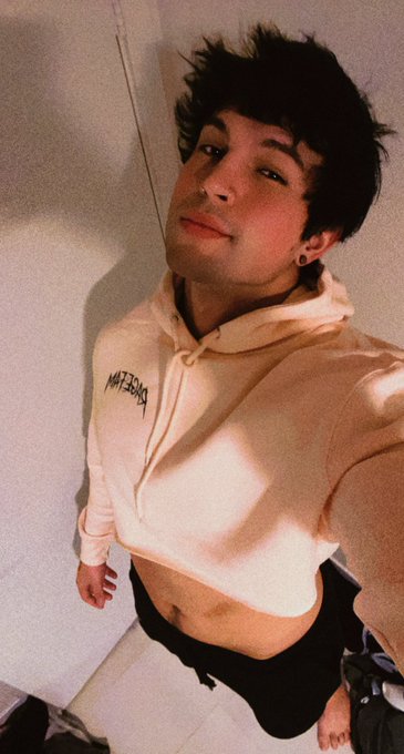 Making crop tops to :) https://t.co/ilPWMbeP4H