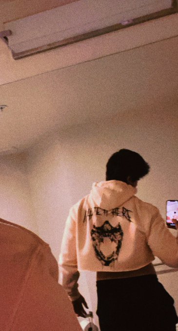 Making crop tops to :) https://t.co/ilPWMbeP4H