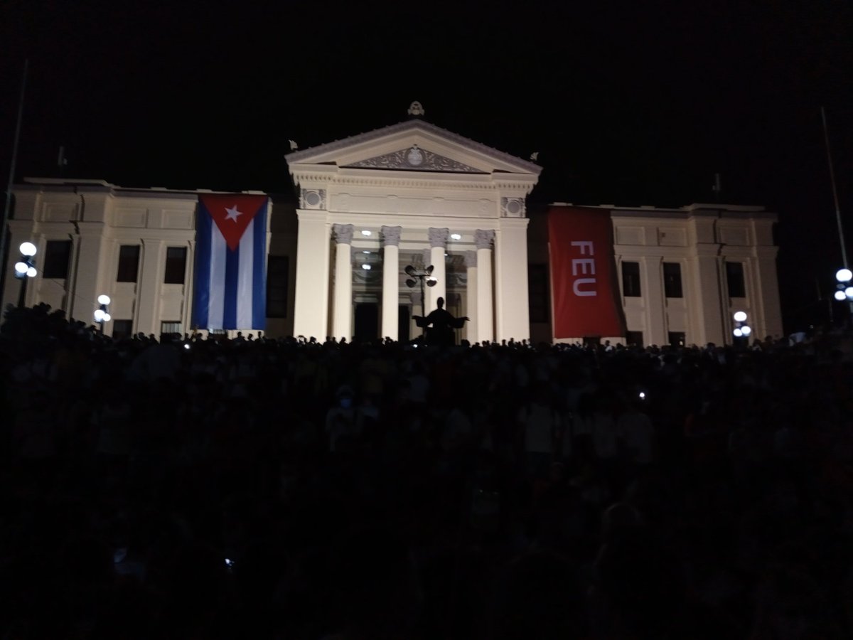 fcomUH's tweet photo. Así está la escalinata de nuestra @UdeLaHabana con nuestros jóvenes listos para a las 8:00 de la noche encender las antorchas y homanjear al Apóstol 🇨🇺🇨🇺🇨🇺
#EncendidaMiJuventud #Antorchas2022 #Revolucionando #VamosConTodo 
#SomosUH #MartíVive #FCOMenMarchadelasAntorchas https://t.co/isd9G7RDDv