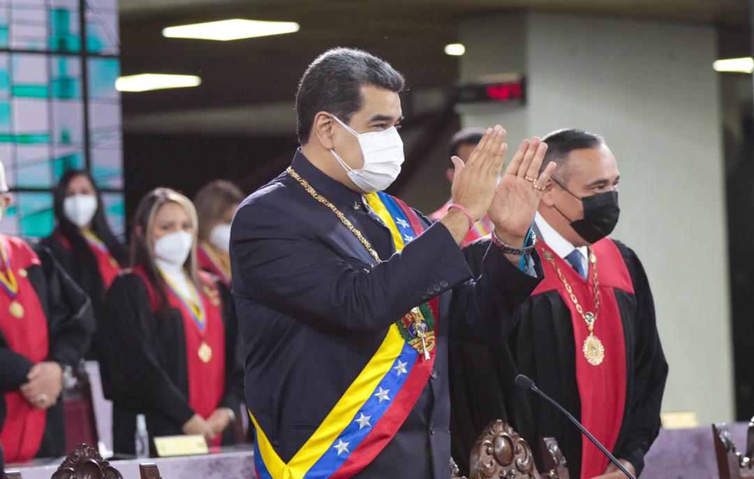 NicolasMaduro's tweet photo. Logramos derrotar los intentos de imponer un gobierno paralelo en Venezuela. Ahora, las instituciones y poderes del país, tienen la tarea de resarcir con justicia los daños que se le hizo al Pueblo con las sanciones, bloqueos y llamados a intervención imperial. ¡Justicia! https://t.co/5F22LcLyp8