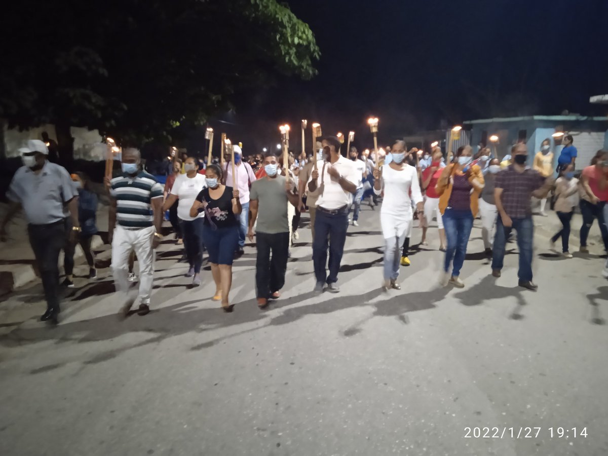 IprMario's tweet photo. #VivaMartíQueEstáVivo. Marcha de las Antorchas en Cruce de los Baños, poblado cabecera del histórico #TercerFrente Mario Muñoz Monroy.
#MartiVive 
#TenemosMemoria 
@elsa_ena 
@FundichelyRosa 
@MaikelOrtiz11 
@CubaMined 
@dpestgo 
@FrenteDme https://t.co/ffA67nEgeO