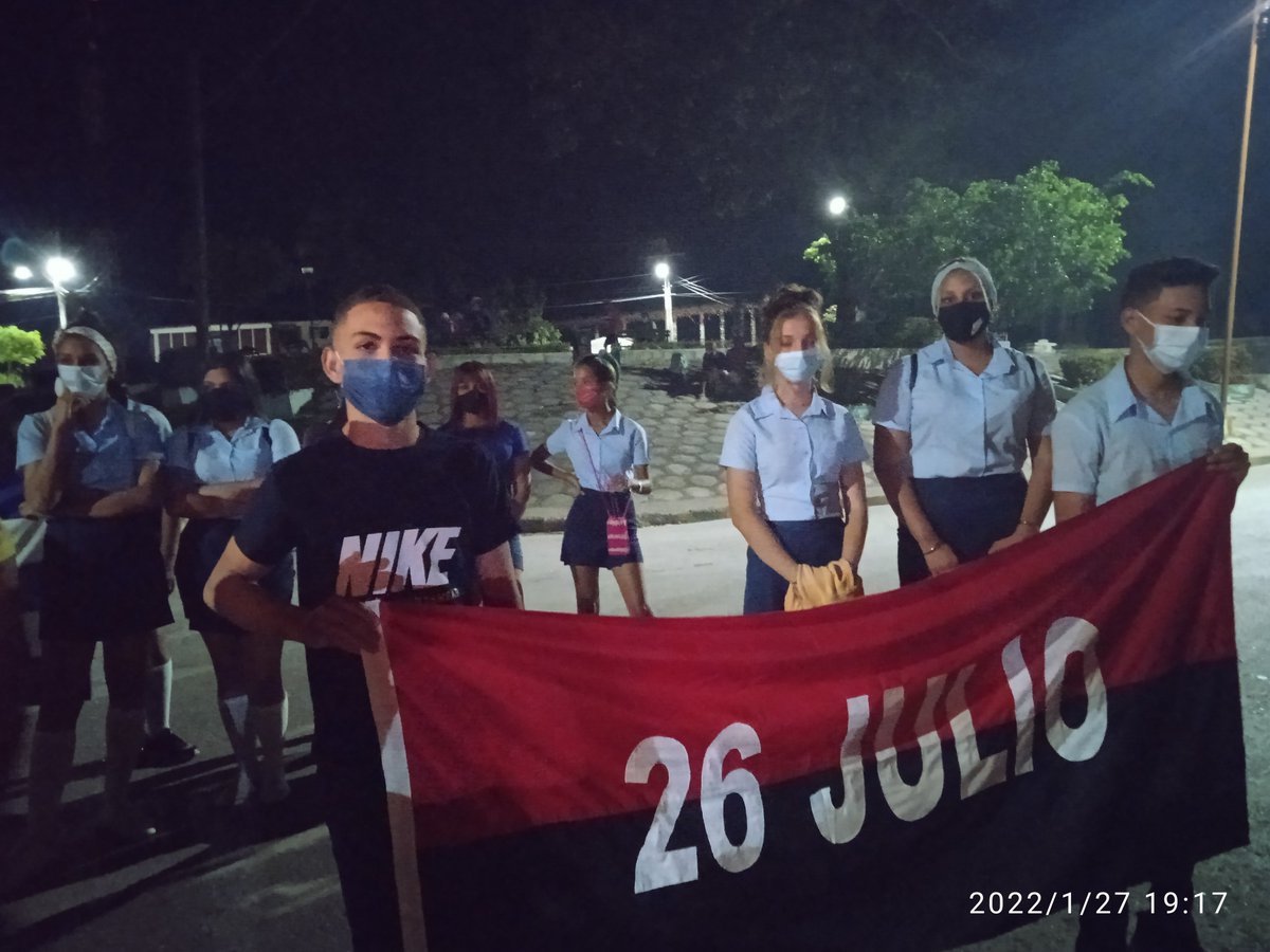 IprMario's tweet photo. #VivaMartíQueEstáVivo. Marcha de las Antorchas en Cruce de los Baños, poblado cabecera del histórico #TercerFrente Mario Muñoz Monroy.
#MartiVive 
#TenemosMemoria 
@elsa_ena 
@FundichelyRosa 
@MaikelOrtiz11 
@CubaMined 
@dpestgo 
@FrenteDme https://t.co/ffA67nEgeO