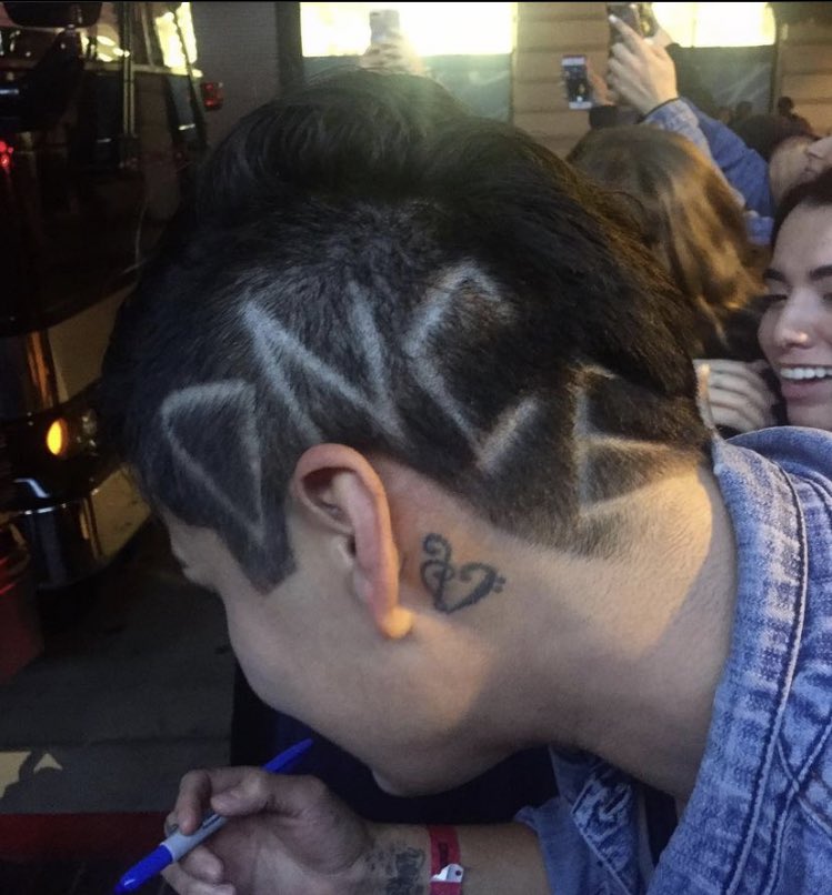 JinJackJoeDNCE's tweet photo. #TBT @DNCE @joejonas (Jan2017) Fan showing DNCE their haircut after a concert #TeamDNCE #DNCE2022 https://t.co/f58DTGiFBu