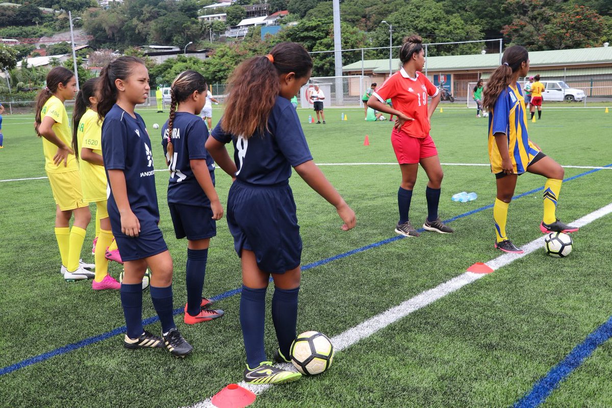 TahitiFootball_'s tweet photo. 😍Ne manquez pas le défi Technique 💯% Féminin U11/U13/U15 aura lieu le samedi 5 février 2022 au siège de la FTF de 9h00 à 12h00.
👉https://t.co/St7nHmP8JR
#footballfeminin #jeunes #defitechnique https://t.co/cioQALoSi1