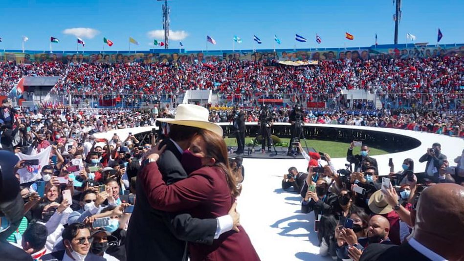 NicolasMaduro's tweet photo. Desde Venezuela enviamos un saludo bolivariano al pueblo valiente de Morazán, y a Xiomara Castro de Zelaya, quien asumió, hoy #27Ene, la Presidencia de Honduras. Nuestro abrazo solidario y apoyo a los grandes cambios que vienen para estas tierras que han resistido durante años. https://t.co/roLPFq4Rox