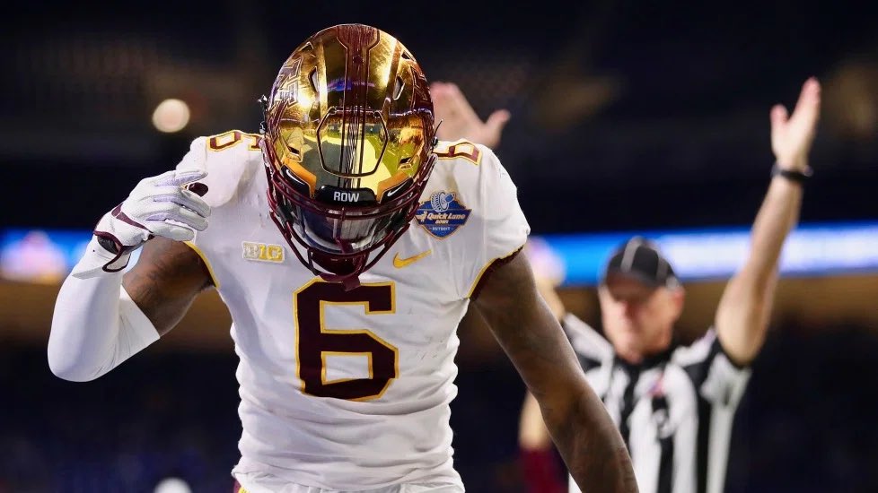 Dariustay1or's tweet photo. Blessed to say I have received an offer to The University Of Minnesota Thanks to @GopherFootball &amp; @CoachHarbaugh ‼️‼️ #Gophers 
@WLWestern_FB @coachcioroch @QuarterbackUniv @AllenTrieu https://t.co/xHP0VW4F8o