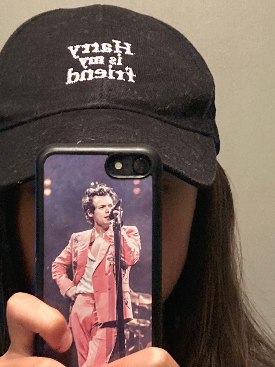 mcastroct's tweet photo. @dgmedioschile @Harry_Styles Aquí mi hija fans de Harry Styles, quedó triste porque quedamos muy lejos en la fila virtual y quedó sin su entrada 🥺🍀🙏 #DGMediosXHarry https://t.co/AAZMFtNmNg