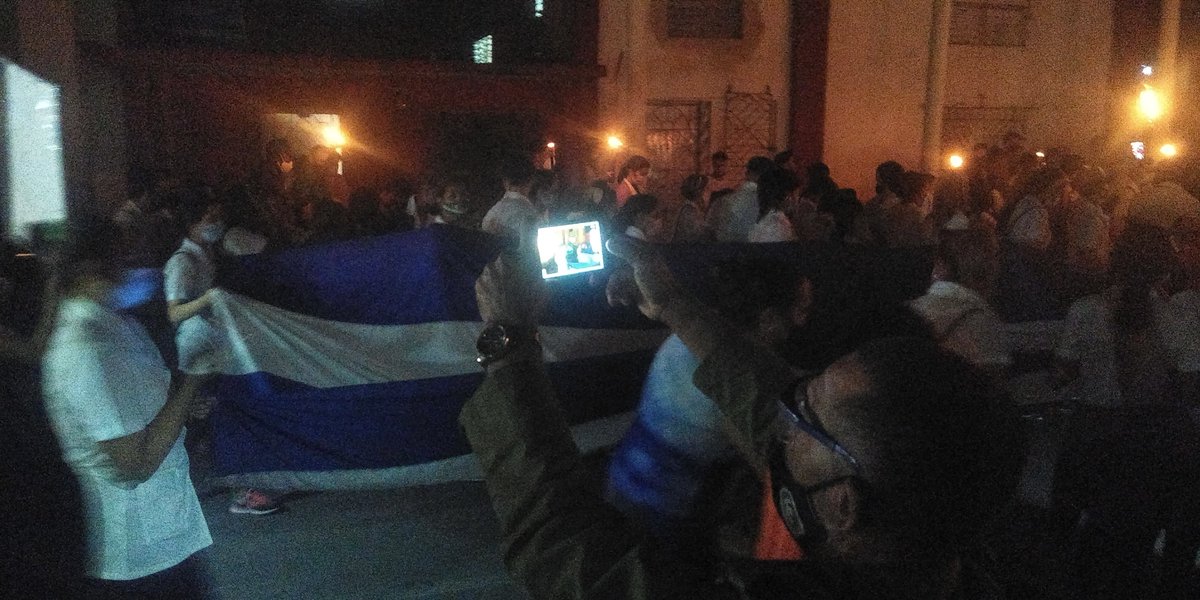 arletty_white's tweet photo. Esta #MarchaDeLasAntorchas demostró que #MartiVive en los jóvenes de #CiegodeAvila.
Sí, estamos #Revolucionando y #VamosConTodo https://t.co/Zj1XA93TEQ