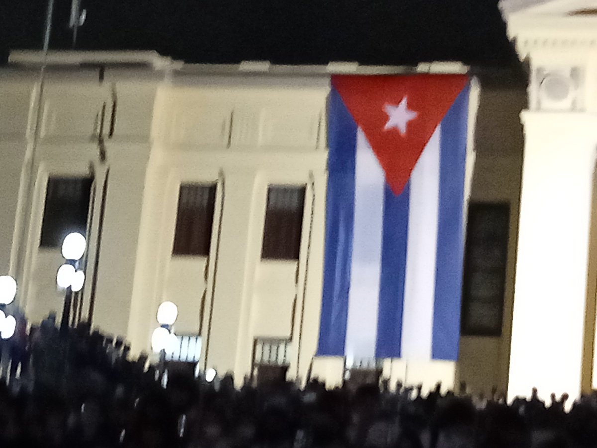 Este bandera y esta tierra la defenderemos al precio que sea necesario.#CubaVive <a href="/niurvis79/">Niurvis</a> <a href="/raydelmp/">Raydel Montesino Perurena</a> <a href="/nataliauci16/">Natalia 🇨🇺</a> <a href="/alicia_senra/">Alicia Senra Mugica</a> <a href="/dellylien1/">Delly Lien González</a> <a href="/universidad_uci/">Universidad de las Ciencias Informáticas</a>