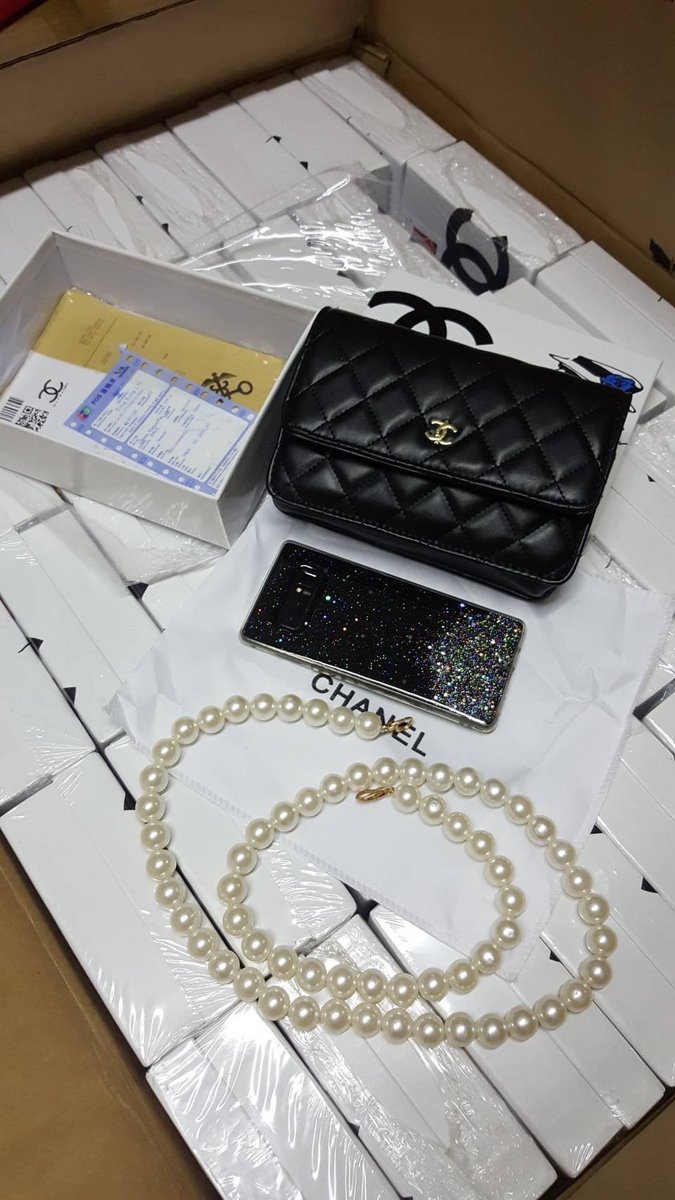 Beatbuff16's tweet image. #พร้อมส่ง  #กระเป๋า  399฿

Chanel สายมุก  
กล่องขาว รุ่นใหม่ อุปกรณ์ครบ หนังนิ่ม ( หนังLamp )
ซับในสีแเดง สวยหรู คุณหนูมากจ้า
ที่สำคัญใส่โทรศัพท์ได้นร้าา  ใบเดียวจบ

✔ขนาด + - นิดหน่อย 
     7.5" × 4.5" × 1.5"   สายมุกยาว 39.5"-40"

ค่าส่ง50+10
#Dropoff✅