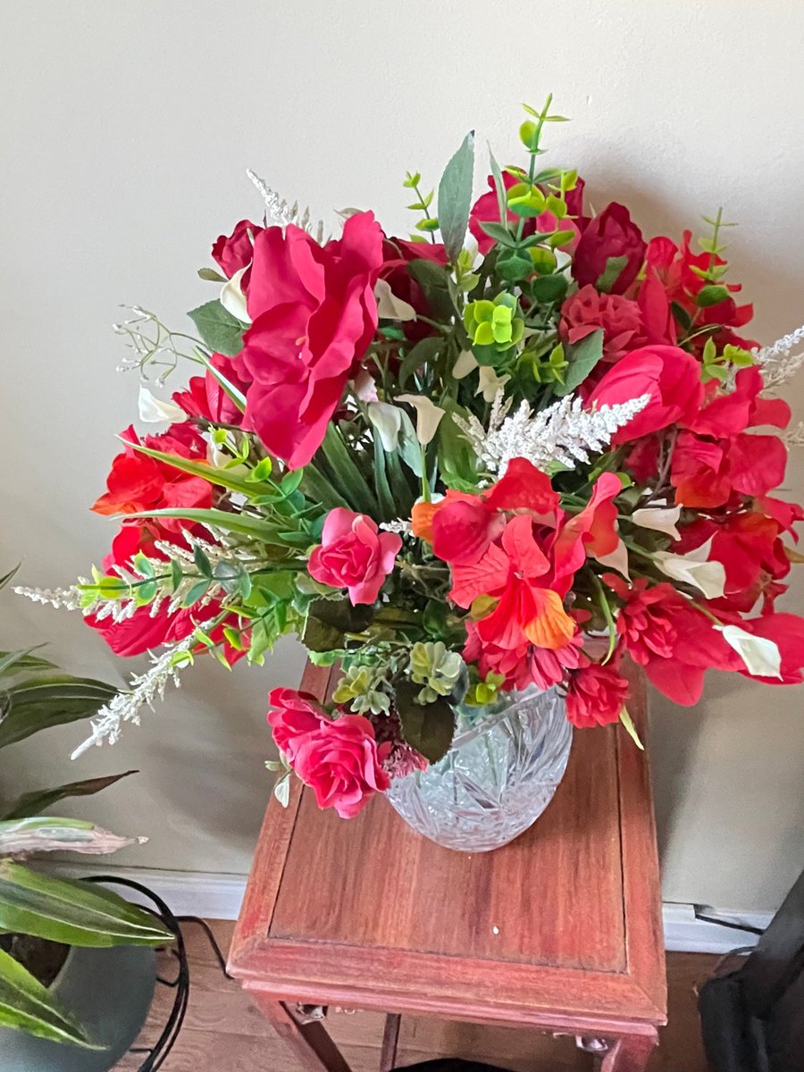 #ValentinesDay #Red #FloralBouquet in a %Vintage #CutGlassChrystal #Vase  #etsy #giftsforher etsy.me/3Hc71XO