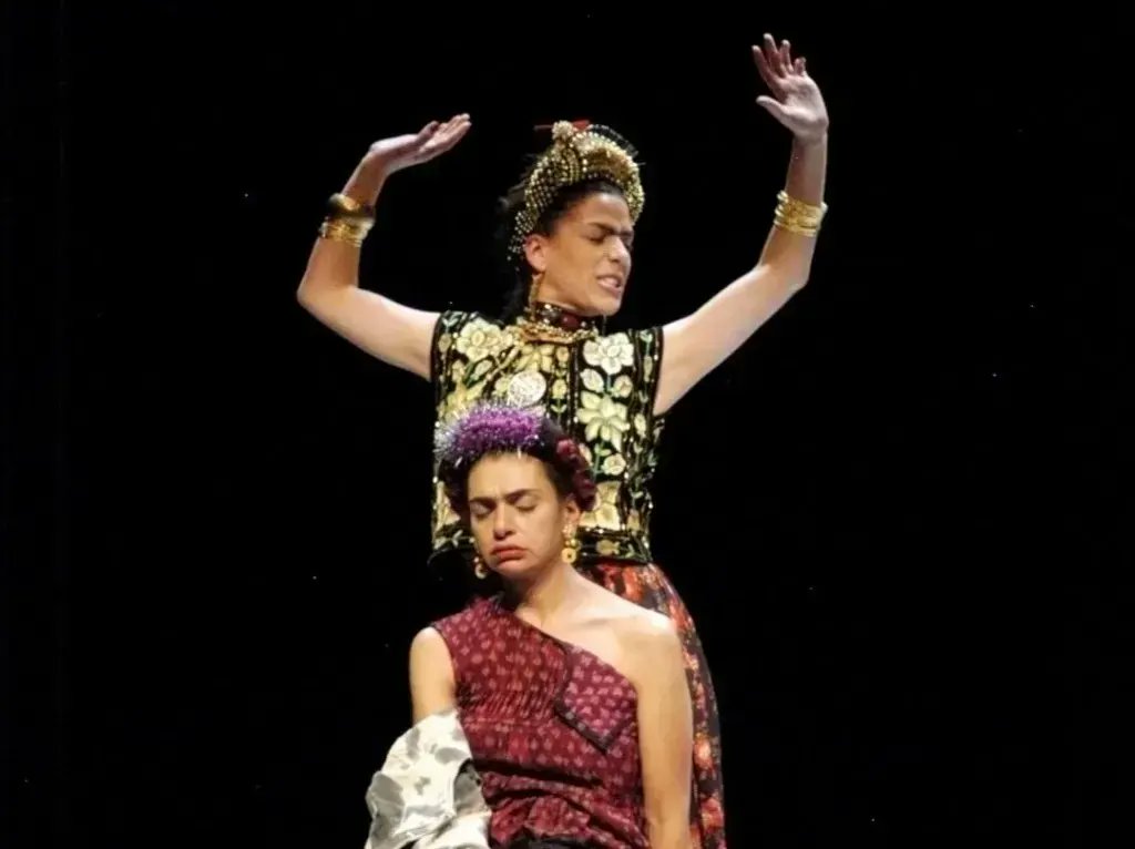 colourstalent's tweet photo. Un #TBT por algunos momentos de @danischmidtof en teatro: en 2006 en “Unos cuantos piquetitos” basada en Frida Kahlo, en 2014 en ”Grito al cielo con todo mi corazón” y en 2017, la obra basada en la vida de Lucha Reyes, “La Tequilera” 🎭
#DanielaSchmidt #Teatro #COLOURSCMX https://t.co/C7h4kTTLjX