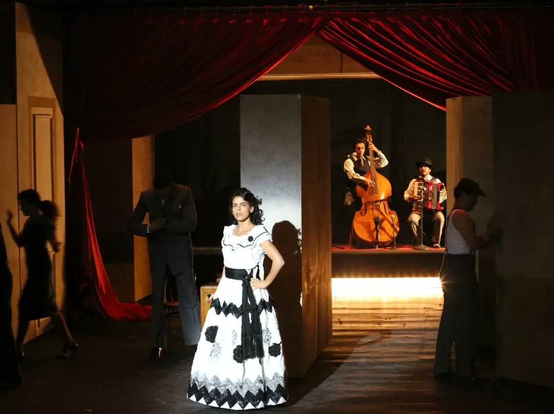 colourstalent's tweet photo. Un #TBT por algunos momentos de @danischmidtof en teatro: en 2006 en “Unos cuantos piquetitos” basada en Frida Kahlo, en 2014 en ”Grito al cielo con todo mi corazón” y en 2017, la obra basada en la vida de Lucha Reyes, “La Tequilera” 🎭
#DanielaSchmidt #Teatro #COLOURSCMX https://t.co/C7h4kTTLjX