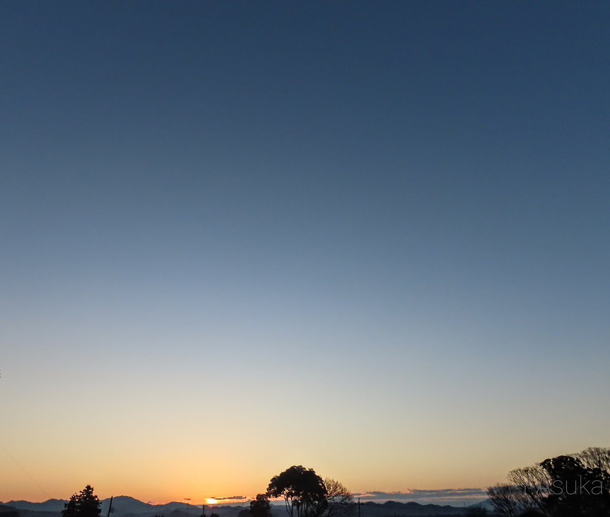 yumeasutw's tweet photo. 穏やかな #有明 の空に🌘 #二十六夜 のお月様(月齢25.1)が南の空高く昇る金曜日の朝🌄
予想最高/最低気温🌡️9℃/-3℃
晴れ☀️
穏やかな冬晴れの👕お洗濯日和となりそうです。
#空の名前
#雲の教室
#天気の図鑑 #雲友
#日の出
#東雲 #ゴールデンアワー
#日光連山
#月 #moon
#a2022 #a0128 #a202201 https://t.co/CFW45yM1Sb