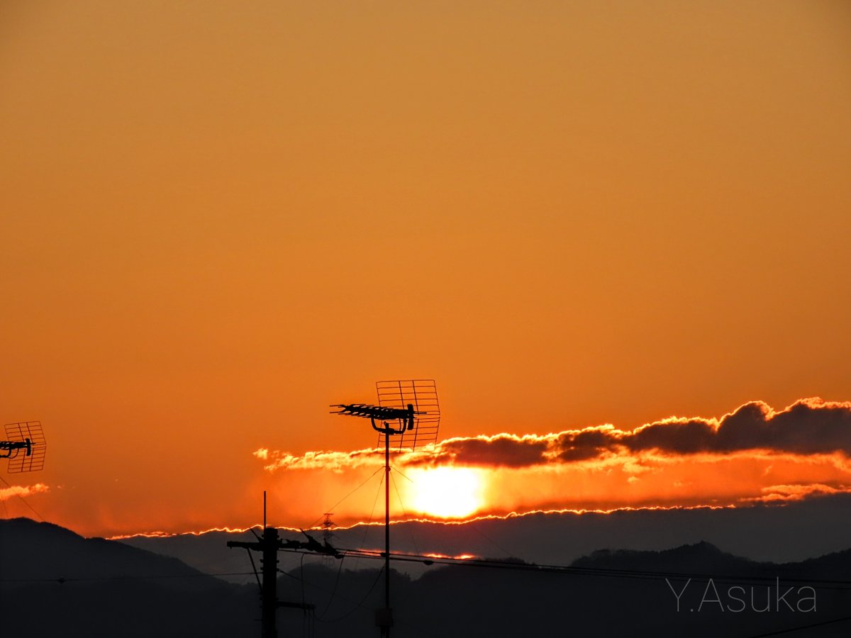 yumeasutw's tweet photo. 穏やかな #有明 の空に🌘 #二十六夜 のお月様(月齢25.1)が南の空高く昇る金曜日の朝🌄
予想最高/最低気温🌡️9℃/-3℃
晴れ☀️
穏やかな冬晴れの👕お洗濯日和となりそうです。
#空の名前
#雲の教室
#天気の図鑑 #雲友
#日の出
#東雲 #ゴールデンアワー
#日光連山
#月 #moon
#a2022 #a0128 #a202201 https://t.co/CFW45yM1Sb