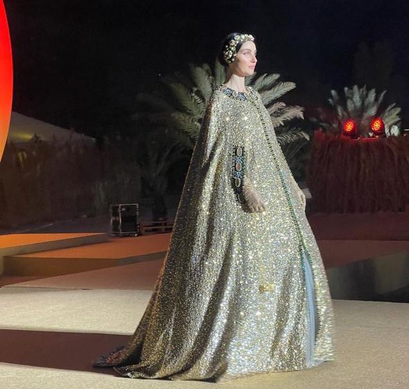ILozah7's tweet photo. عرض ازياء dolce &amp; gabbana بالسعودية العُلا كأنه لوحة فنية 🤍 https://t.co/FF4rFnDADo