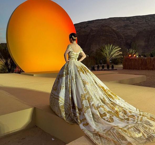ILozah7's tweet photo. عرض ازياء dolce &amp; gabbana بالسعودية العُلا كأنه لوحة فنية 🤍 https://t.co/FF4rFnDADo