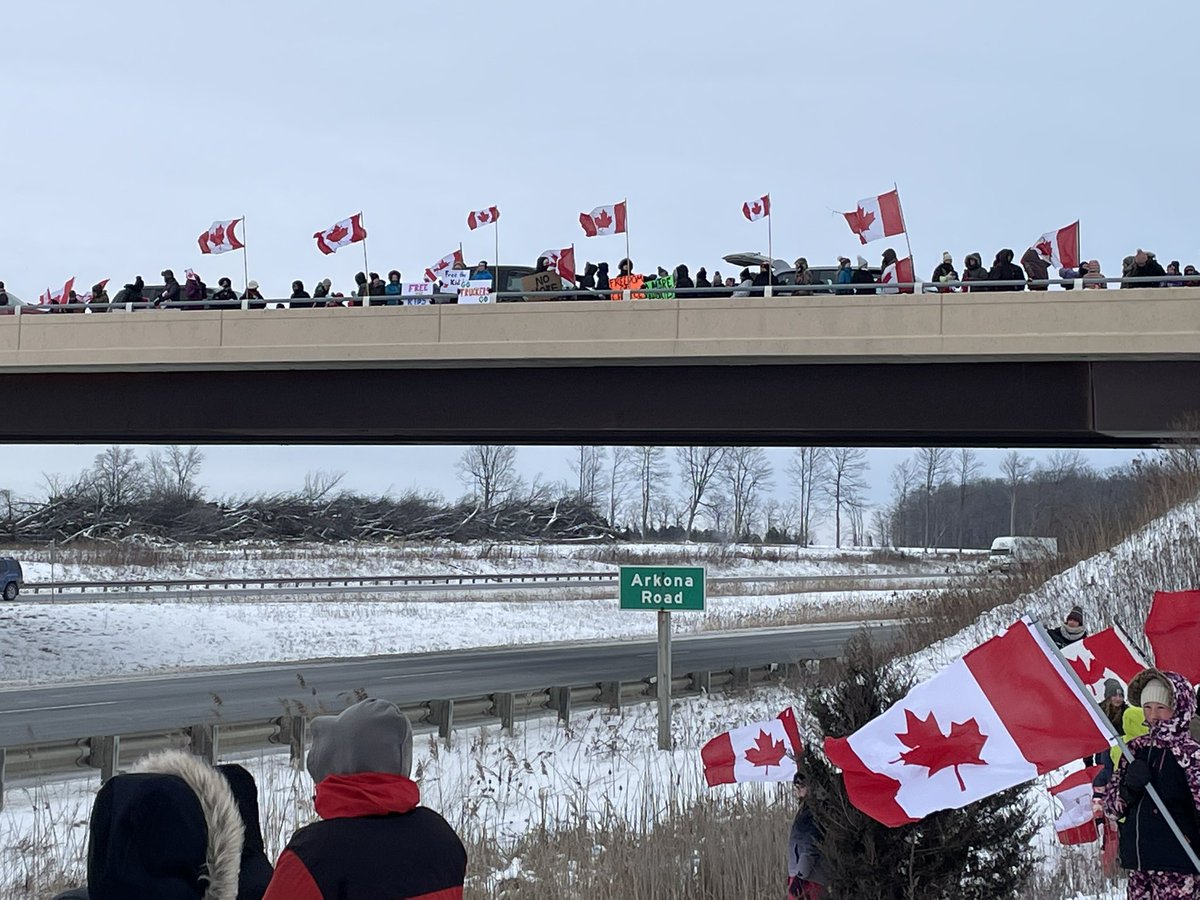 PauldeRond's tweet photo. it was cold this morning, but man what do we live in a great country where people come together #CanadaConvoy   #FreedomConvoyCanada #Canaday https://t.co/W3IKOic85p