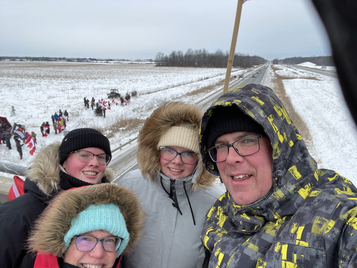PauldeRond's tweet photo. it was cold this morning, but man what do we live in a great country where people come together #CanadaConvoy   #FreedomConvoyCanada #Canaday https://t.co/W3IKOic85p