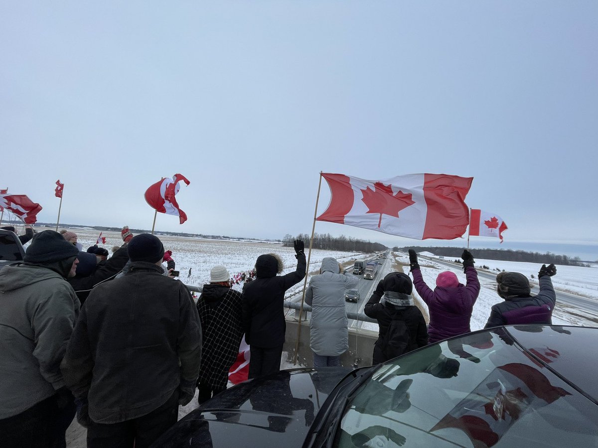 PauldeRond's tweet photo. it was cold this morning, but man what do we live in a great country where people come together #CanadaConvoy   #FreedomConvoyCanada #Canaday https://t.co/W3IKOic85p