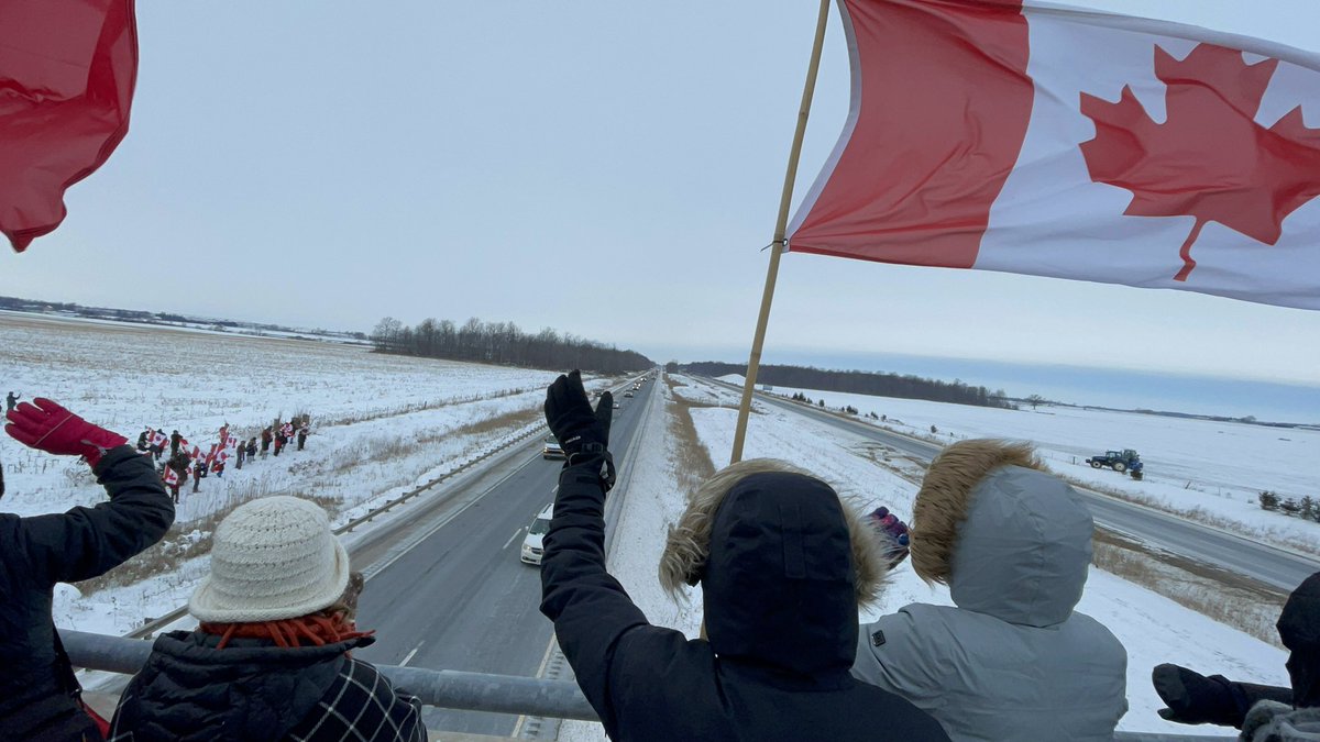 PauldeRond's tweet photo. it was cold this morning, but man what do we live in a great country where people come together #CanadaConvoy   #FreedomConvoyCanada #Canaday https://t.co/W3IKOic85p