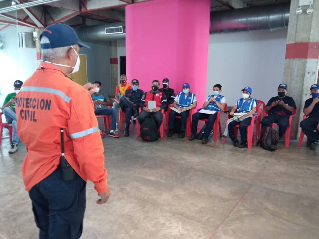 PCCAPITAL's tweet photo. 🟧🟦 Ayer 26-01-22, se dio inicio a Curso de #PrimerosAuxiliosTácticosParaAtenciónDeEmergencias. dictado por el Dpto. de PRECADE adscrito a #PcCapital, dirigido a Personal de Rescate, Bomberos, Cruz Roja, Voluntarios. nos preocupamos por la constante formación para nuestro Pueblo https://t.co/1WEIqWrYHn