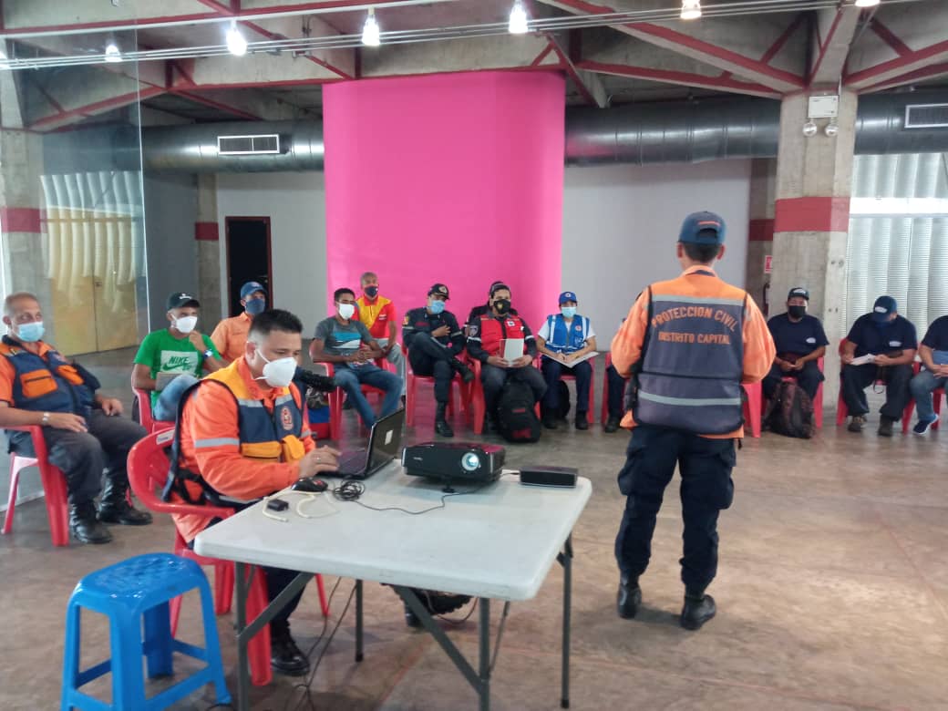 PCCAPITAL's tweet photo. 🟧🟦 Ayer 26-01-22, se dio inicio a Curso de #PrimerosAuxiliosTácticosParaAtenciónDeEmergencias. dictado por el Dpto. de PRECADE adscrito a #PcCapital, dirigido a Personal de Rescate, Bomberos, Cruz Roja, Voluntarios. nos preocupamos por la constante formación para nuestro Pueblo https://t.co/1WEIqWrYHn