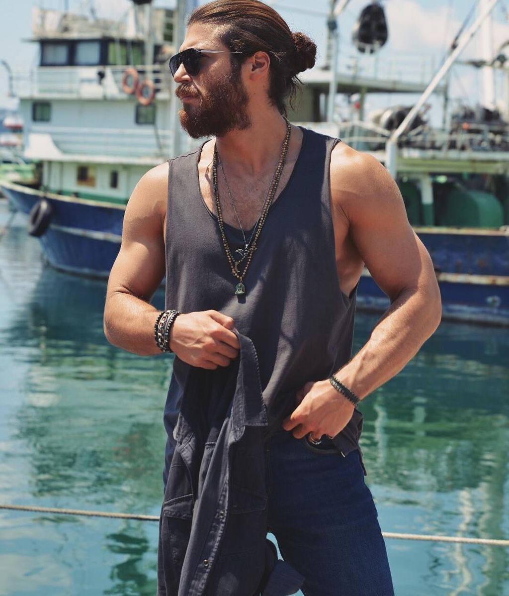 ❝ Que cosa tan traicionera pensar que una persona es más que una persona. ❞

#FreeRol ──── #SexRol