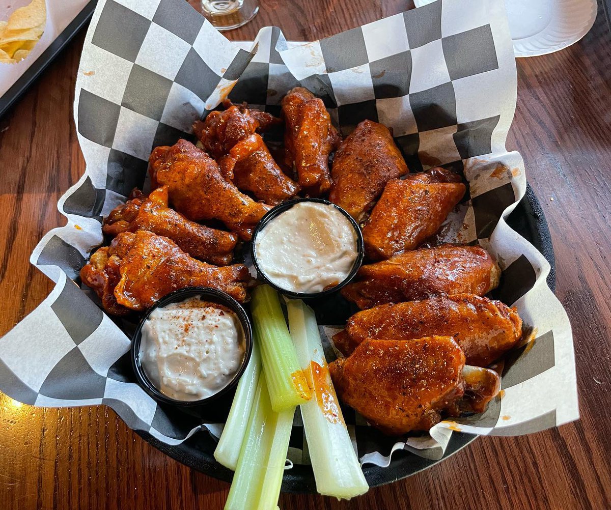 BuffaloEats's tweet image. 64 dishes entered.
2 remain.

#1 @BarBillTavern Cajun Honey Butter BBQ Wings
vs 
#2 @Carbonesbuffalo Sweet Sauce Pizza

Voting starts at 10am tomorrow.
#BestDishBuffalo