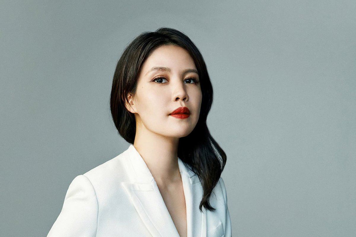 JulieTheCranky's tweet photo. Behold, Feng J. #JewelWatch
She is a very talented Chinese jeweler living in Paris, with a branch in Shanghai, and put herself on the map a few years ago breaking records at Hong Kong jewel auctions. That takes some doing. https://t.co/ffy2dM44Y2