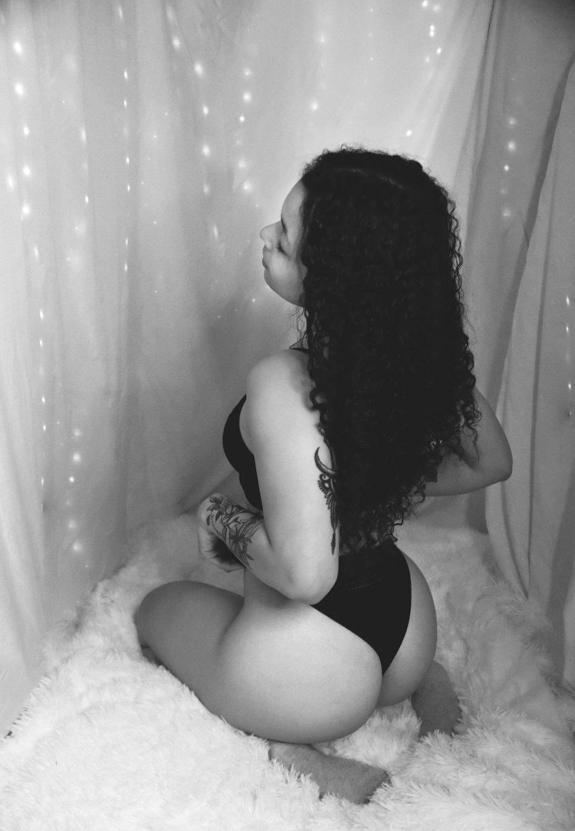 CatGroeber's tweet photo. DM me to book your Vday shoot today💓🔥 https://t.co/1Vo0BF1P98