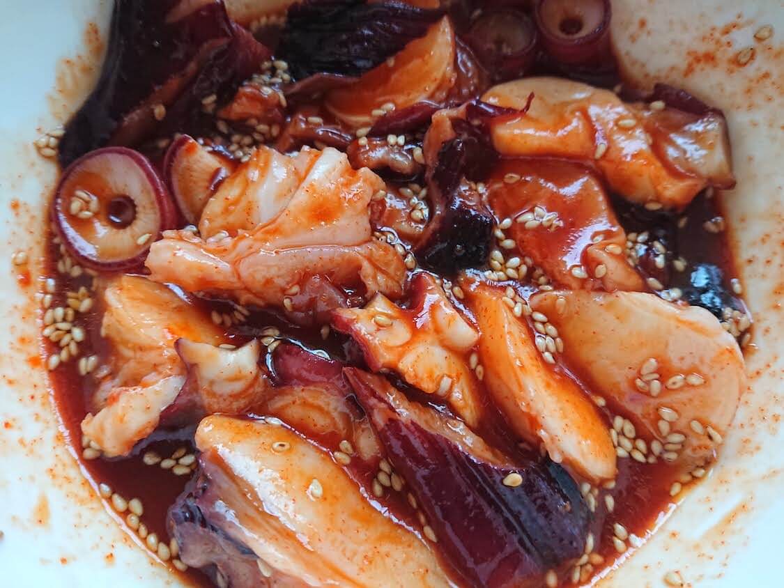 sumomomomokoda's tweet photo. 最高の簡単おつまみ🥂 タコによく合うチョジャンだれ♪

🌶️コチュジャン/醤油/砂糖/ごま1・酢2・ごま油

⭐️タコの酢コチュジャン和え（문어초무침）
https://t.co/DmzFk0N9M6
韓国のレシピ＋グルメ番組も🦑

#おうちごはん #Twitter家庭料理部 #Twitter晩酌部 #料理好きな人と繋がりたい #韓国 #レシピ https://t.co/qWQO6Pjb6R