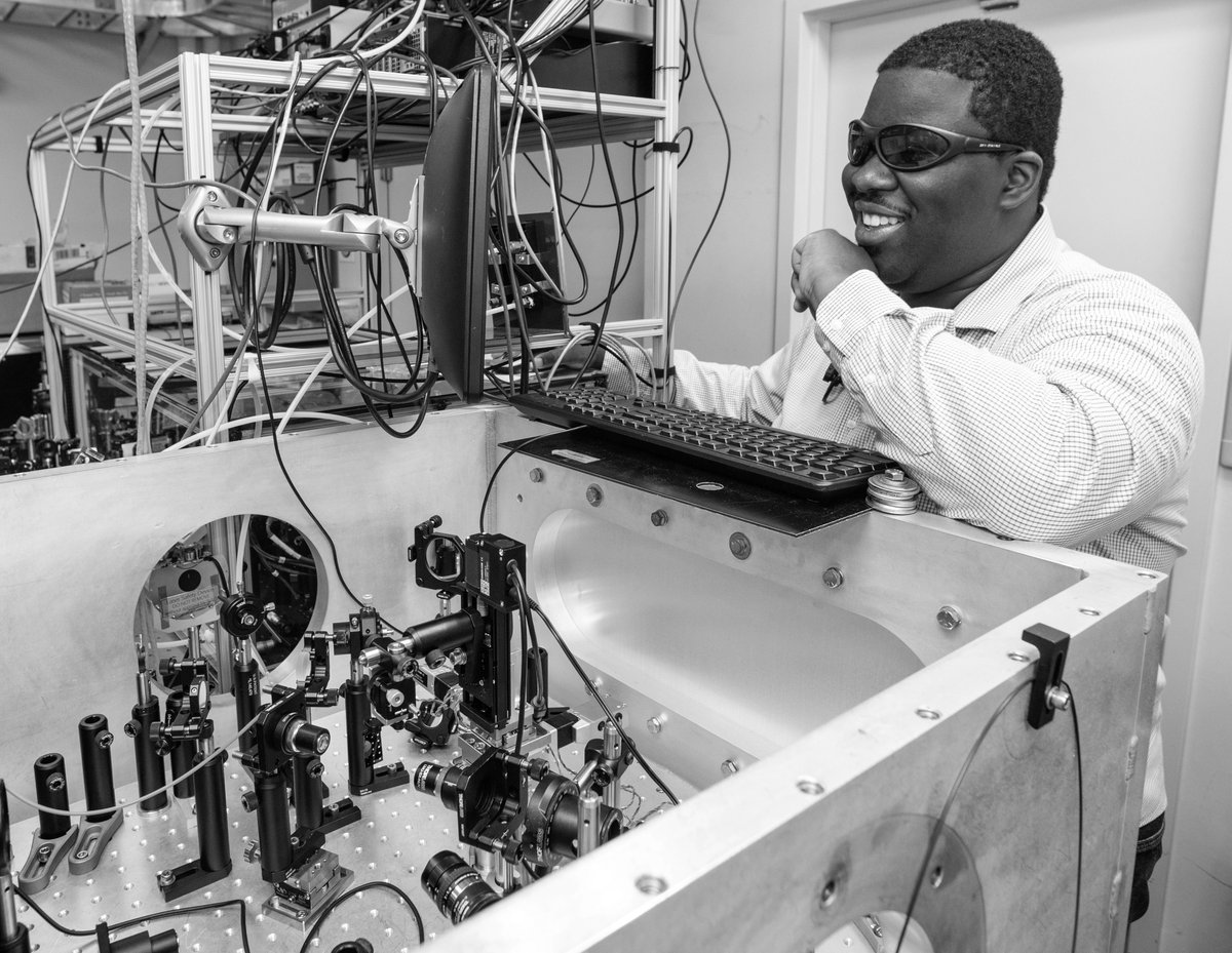 SLAClab's tweet image. 🤔 What powers the earth’s magnetic field?🌎
Join our virtual #SLACPublicLecture on Feb 3, when Ben Ofori-Okai will discuss how he uses SLAC’s X-ray laser #LCLS to get to the core of this dynamic process.
Link here: stanford.io/3nscRfM