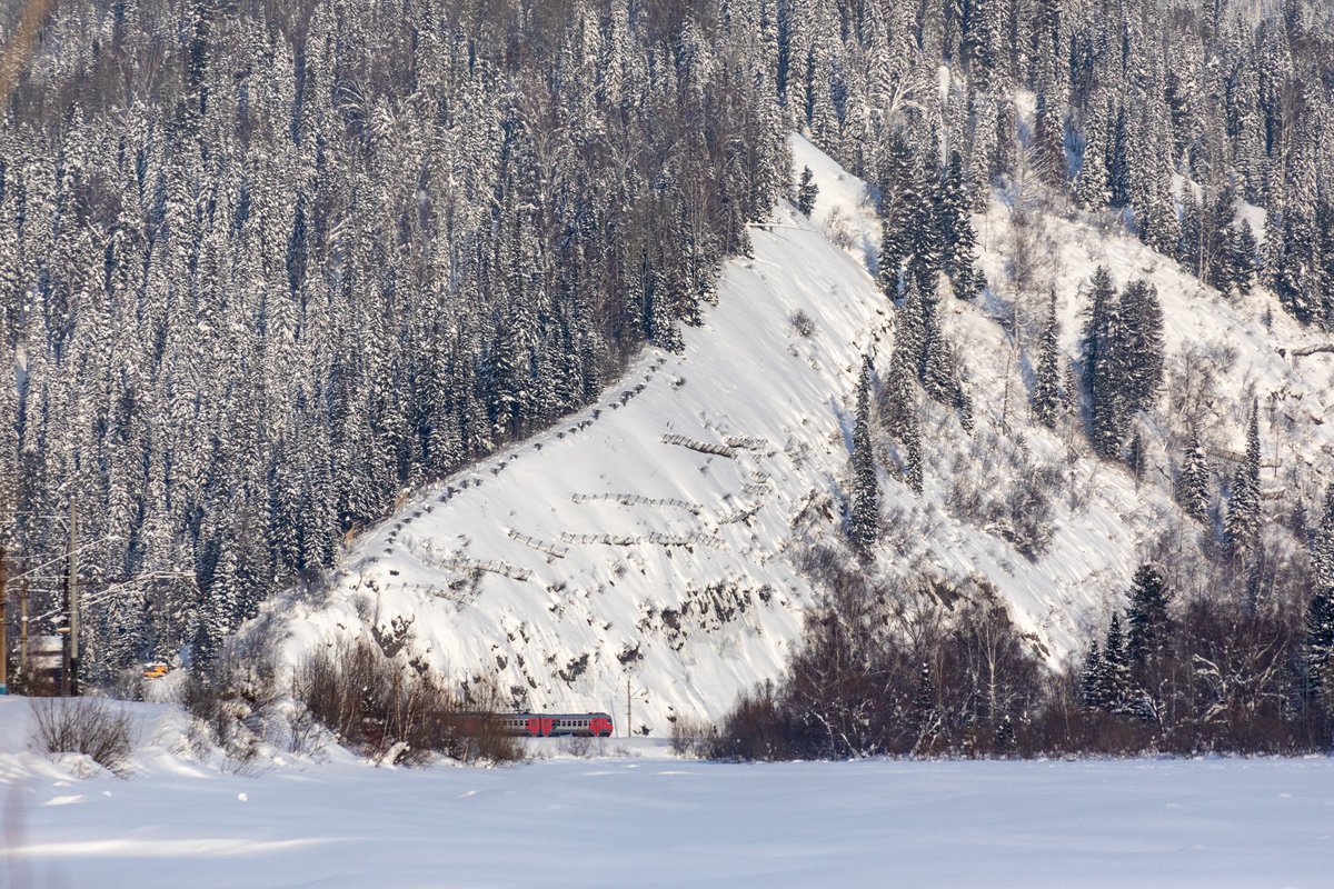 To the mountains, snow and clean air💭⠀