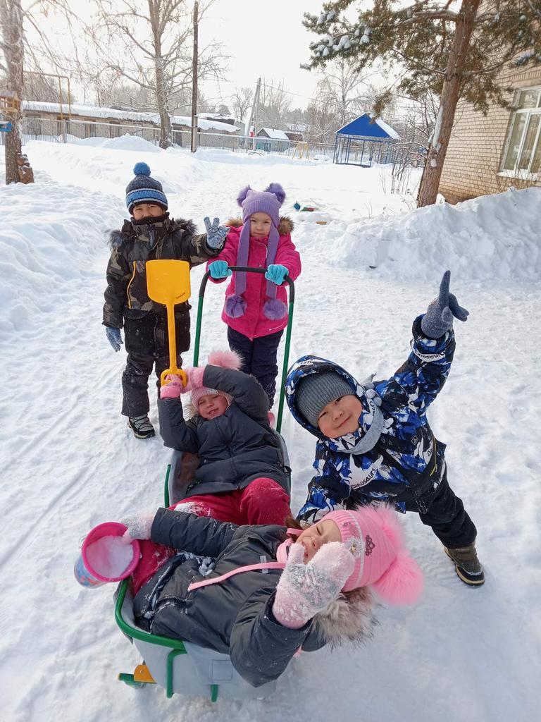 <a href="/NU_Koryakina/">Наталья Корякина</a> <a href="/nf_popova/">Наталья Попова</a> <a href="/K4nxp4feozqmLZh/">Оксана Вотякова</a> Прогулка в сп"Детский сад" с.Рождествено, гр."Васильки".
Веселою ватагой мы в зимний путь идём,
И новых приключений, быть может,там найдем.
Идём мы строить замки, льдом горки заливать. И с них летать на санках, да песни распевать.