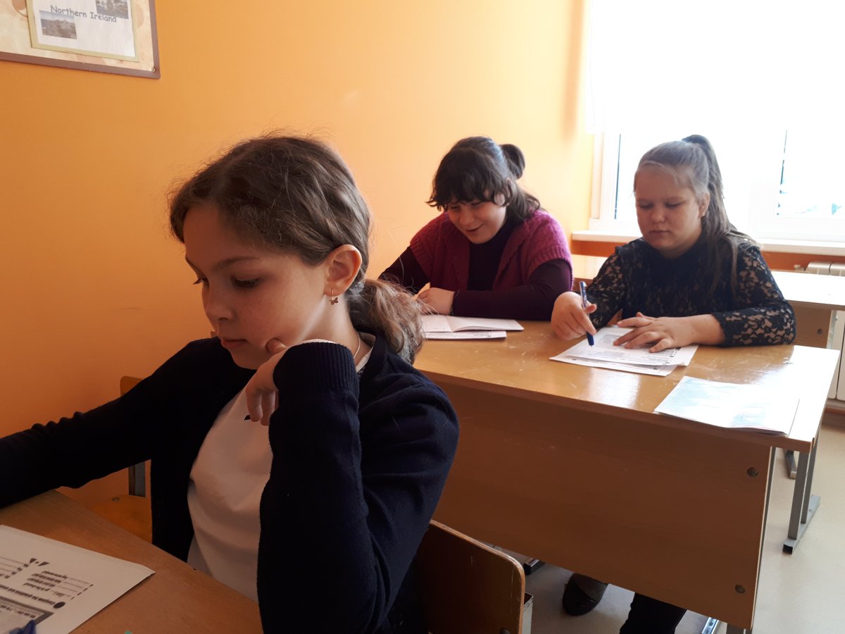 В кружке юный лингвист занимается пять учеников. Юный лингвист. юные языковеды.
