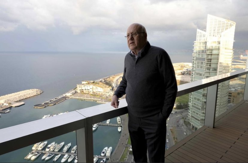 صورة للميقاتي ع بلكون بيته اللي مستحوذ عليه بمصريات الإسكان هو وعم يفكّر بخطة الإنقاذ المالي