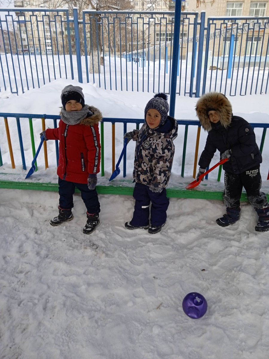 Для оптимальной двиг-ной активности на участке гр"Гвоздичка" были сконструированы постройки: лабиринт (путешествие по нему, дети развивают пространственные ориентиры);Крепость (дети с радостью играют в с/р игры,метают снежки);
Солнышко (через лучики которого ребята любят прыгать)