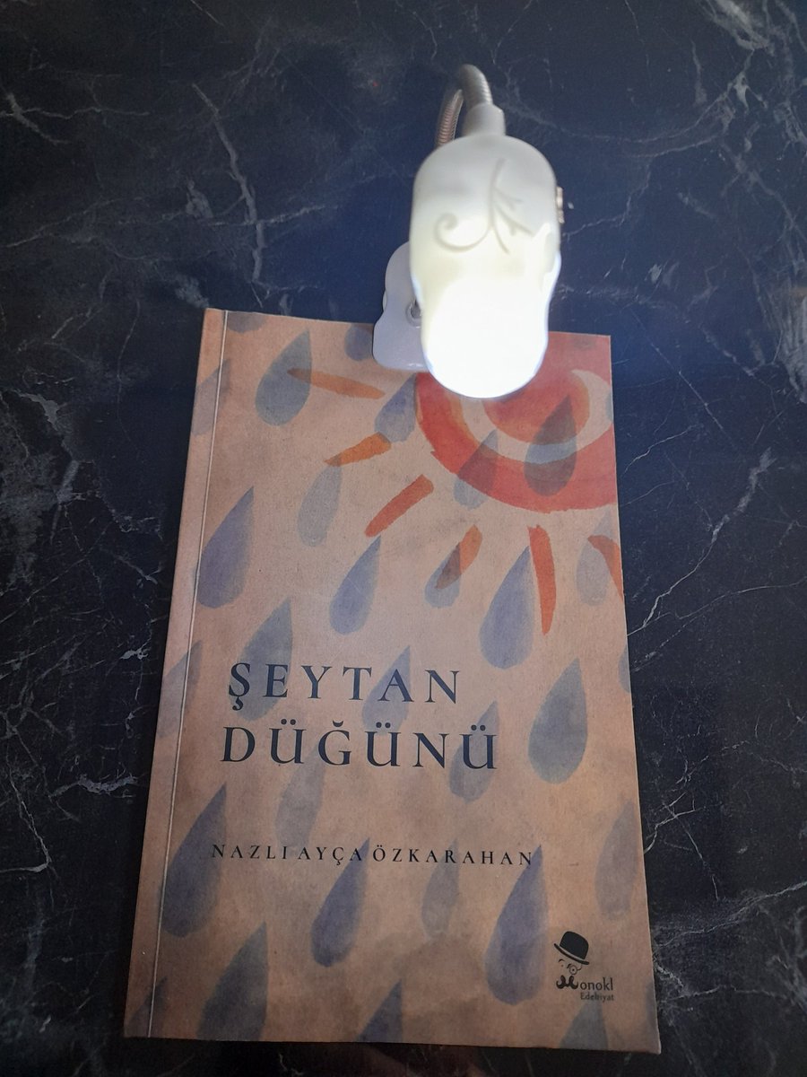 Nazlı Ayça Özkarahan'ın Monokl'dan çıkan Şeytan Düğünü on öyküden oluşuyor. Bilinçakışı, içmonologun, içsesin yoğun kullanıldığı psikolojik yanı ağır basan olgun öykülerle karşılaşıyoruz. Okura ayna tutan, kesinlikle tavsiye ederim. #nazlıayçaözkarahan #şeytandüğünü #monoklkitap