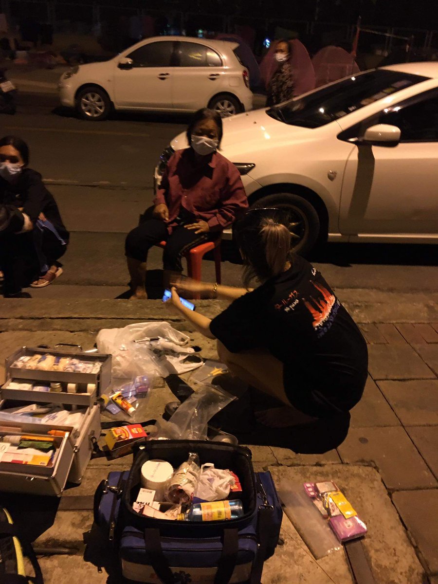 FAPORG's tweet photo. เมื่อวานนี้นอกจากที่เเยกนางเลิ้งเเล้ว ทีมปฐมพยาบาลภาคสนาม FIRST AID in PROTEST ยังลงพื้นที่ดูเเล, ช่วยเหลือ, ปฐมพยาบาลเเละจ่ายยาให้ประชาชนที่ปักหลักค้างคืนอยู่ที่หน้ากระทรวงการคลัง #ม็อบชาวนา #ม็อบ28มกรา65 https://t.co/c8cXr3sRam