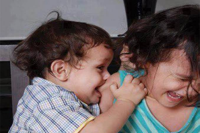 Малыш кусается. Ребенок щипается. Агрессивный ребенок. Дети которые кусаются. Маленькие дети.