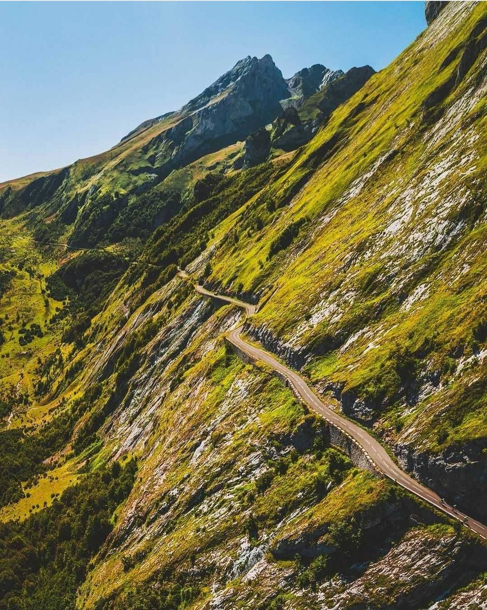 amantes_cycling's tweet photo. Col d'Aubisque (Pirineo, 🇫🇷)

-Por Laruns:
Longitud 17 kilómetros 
Pendiente media 7%
Desnivel 1.200 m
Altitud 1710 m

-Por Solour (Ferrières):
Longitud 12 kilómetros 
Pendiente media 7,7%
Desnivel 910 m
Altitud 1452 m

-El hermano pequeño del Tourmalet 📷 @ZikloTeam y D.Kenedy https://t.co/dqzVkvJ8gV