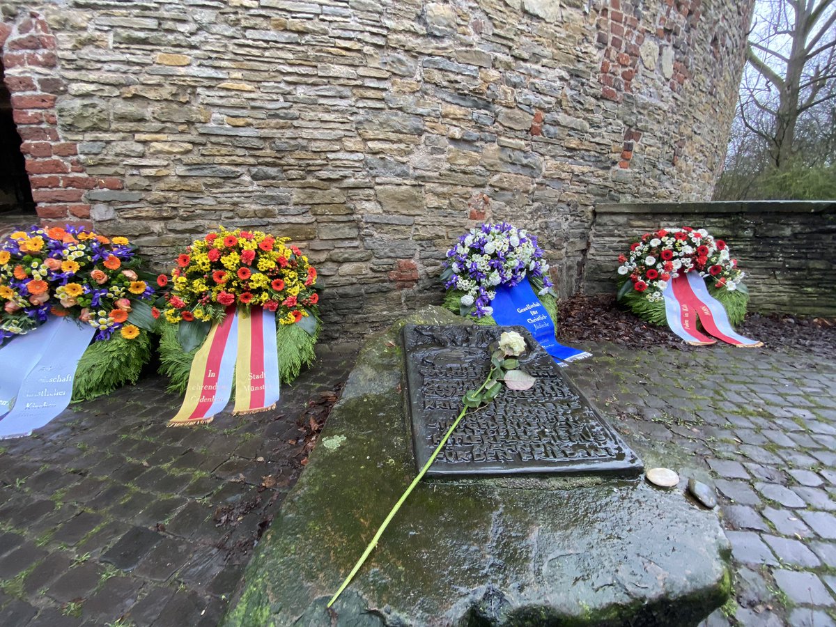 Als Oberbürgermeister einer der schönsten #NRW-Städte <a href="/muenster_de/">Stadt Münster</a> &amp; Präsident des🇩🇪 <a href="/staedtetag/">Deutscher Städtetag</a> weiß <a href="/LeweMarkus/">Markus Lewe</a> um die Bedeutung der internationalen Städtediplomatie, der Städtepartnerschaften (wie mit <a href="/Miasto_Lublin/">Lublin</a>), aber auch des gemeinsamen Gedenkens. Danke!

#WeRemember