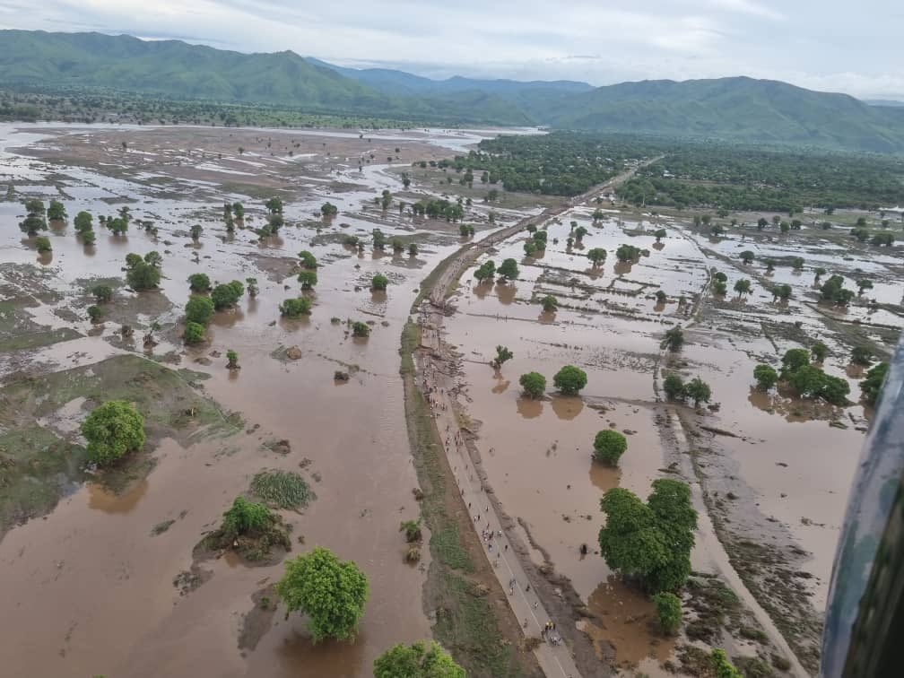OlumideIDOWU's tweet photo. For the past 5days, Malawi🇲🇼 &amp; Mozambique🇲🇿 has been affected by Cyclone Ana. #ClimateChange is really affecting the Southern Region — it has killed &amp; affected⚡️much that they had to go without⚡️for 2days. Who’s responsible for this &amp; what urgent action do we need? 

📸 WhatsApp https://t.co/MA5wIcrZi1