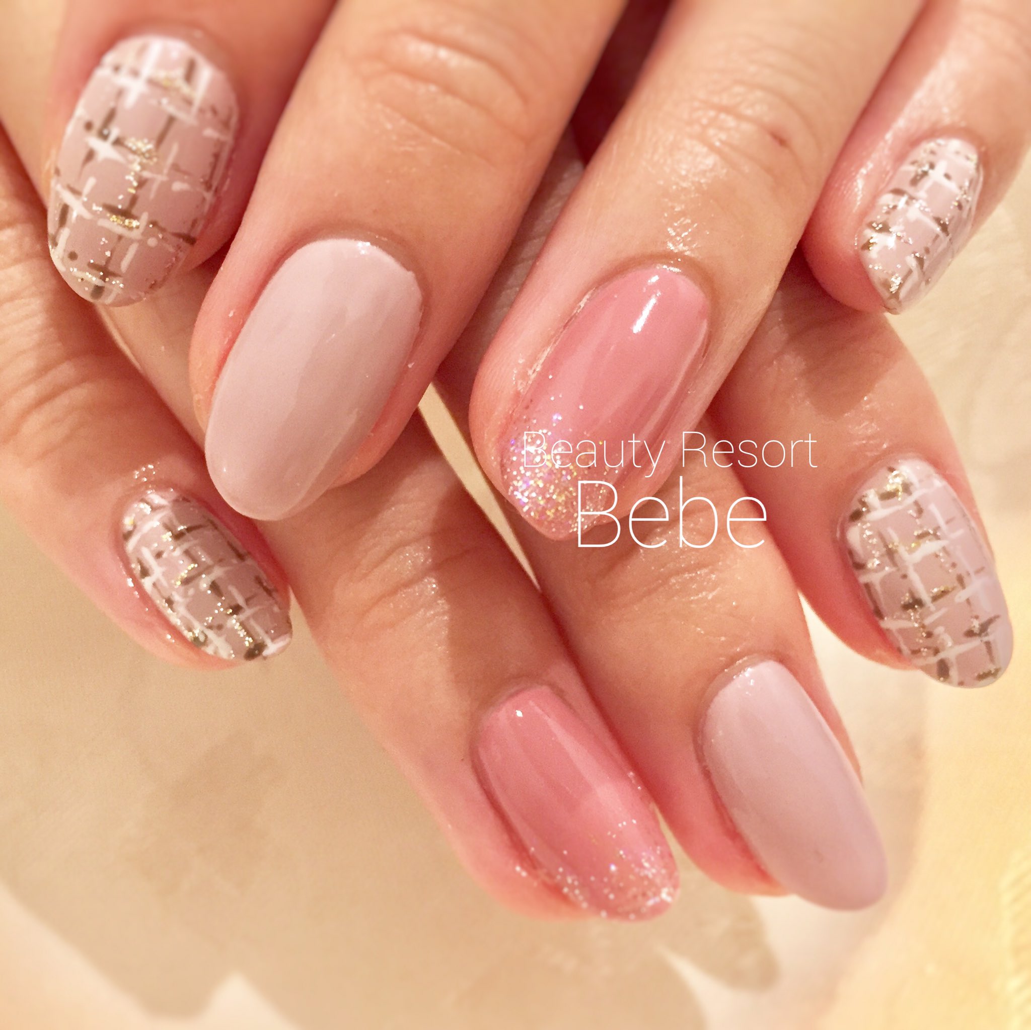 Beauty Resort 美be ツイードのようなチェックのような モカベージュとくすみピンクで大人可愛く ツイードネイル チェックネイル ピンクネイル 大人かわいいネイル 冬ネイル 冬ネイル22 ネイル ジェルネイル ネイルアート 箕面 大阪 Nails