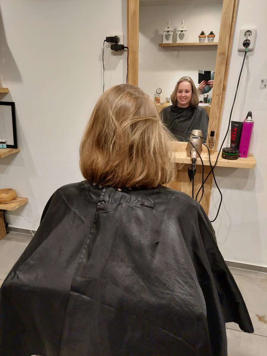 Na 2 jaar lang sparen, was het gisteren dan eindelijk zover. 32 cm (!!) van mn haar ga ik doneren aan Stichting Haarwensen