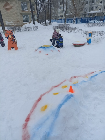 В космические дали летит наш звездолет.
Неважно, что из снега,
Ведь главное - полет!