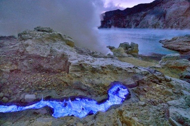 when i die throw my lifeless corpse in the lava flow of the Indonesian kawah ijen volcano’s blue glowing lava