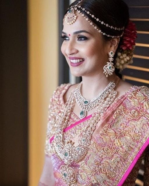 MyBharat_Me's tweet photo. #Bride face is gently emphasized &amp; there is a #organic #flush of color on her #cheeks. #pink tone washes over the whole #makeup appearance.#brides #eyes have been #characterized with kohl &amp; #maintained #pretty straightforwardly

#bridetobe #photography

https://t.co/DjMfdhn3tq https://t.co/V6tNvvVtQm